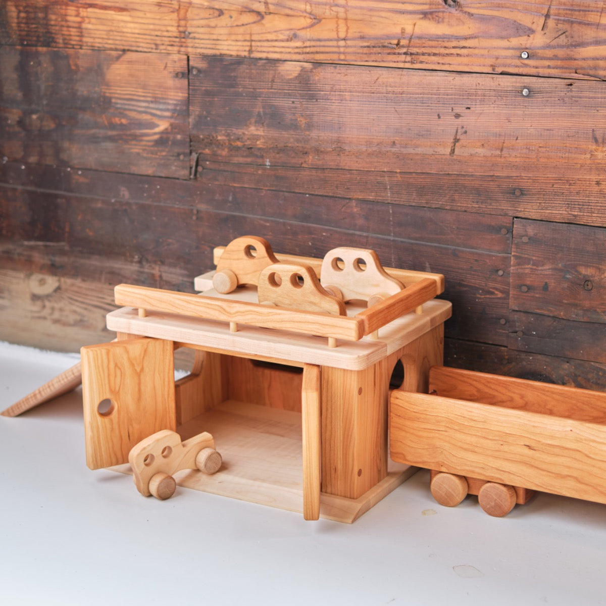 Wooden Play Garage with Extending Ramp Wooden Play Garage with Extending Ramp