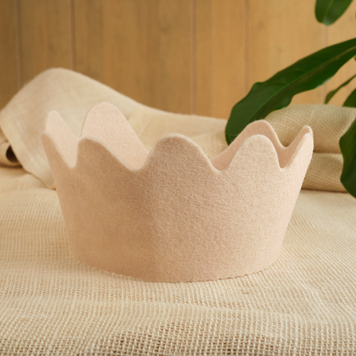 Felt crown in light beige with scalloped crown points, wool felt