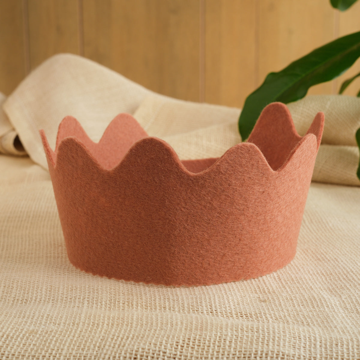 Felt crown in terracotta with scalloped crown points, wool felt